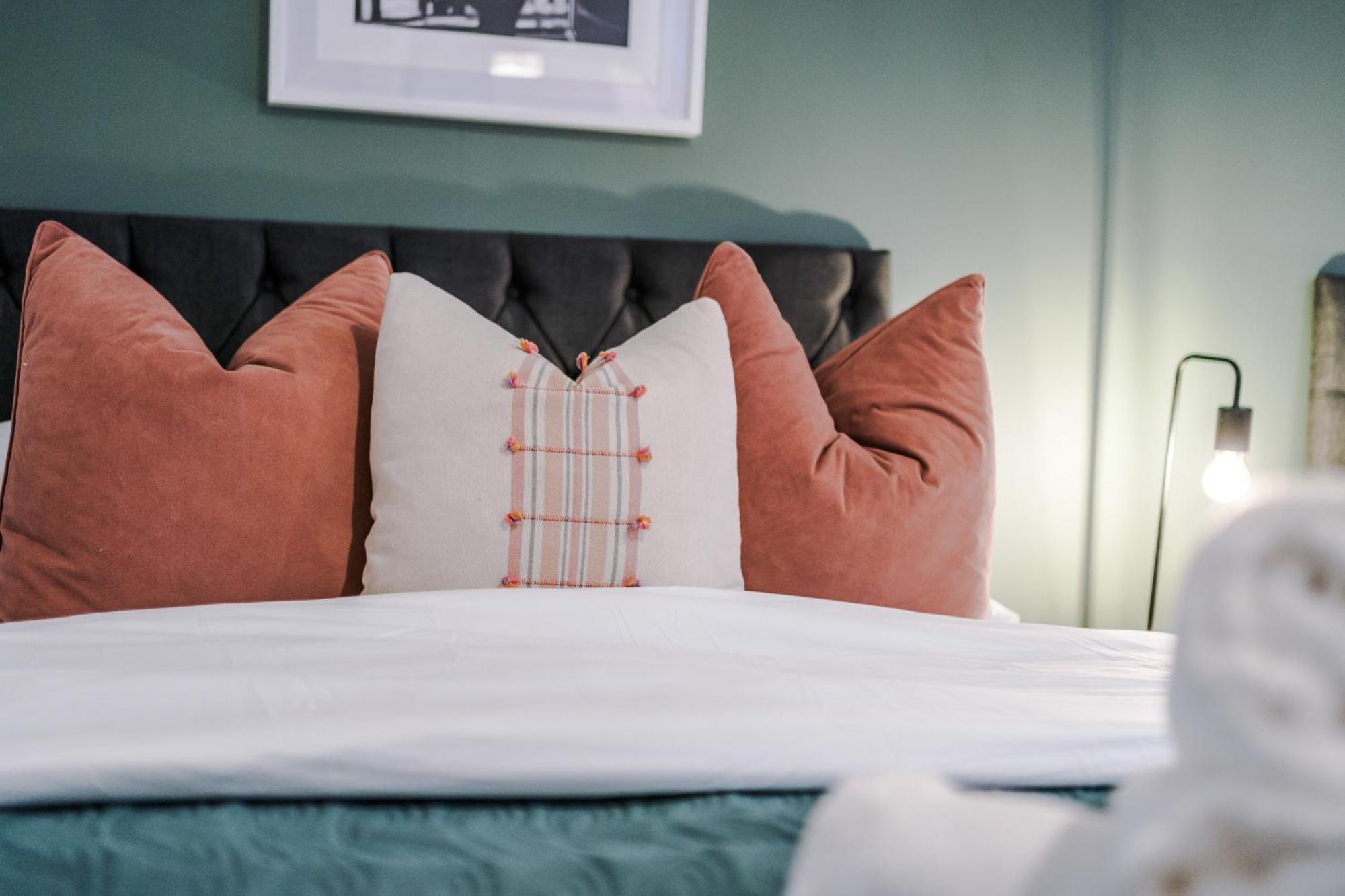 Beautiful Sleeps 10 By Purestay Short Lets *