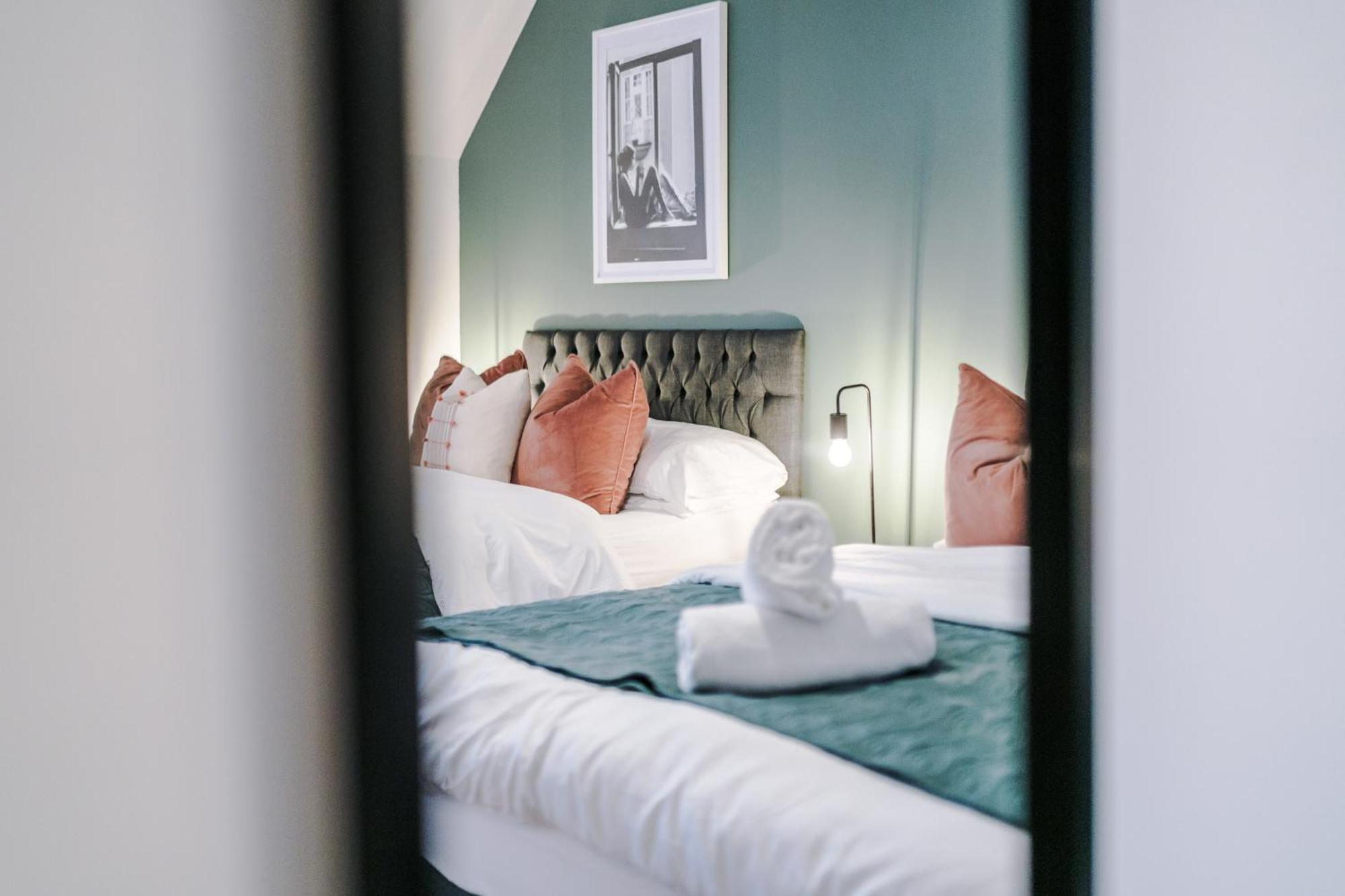 Beautiful Sleeps 10 By Purestay Short Lets