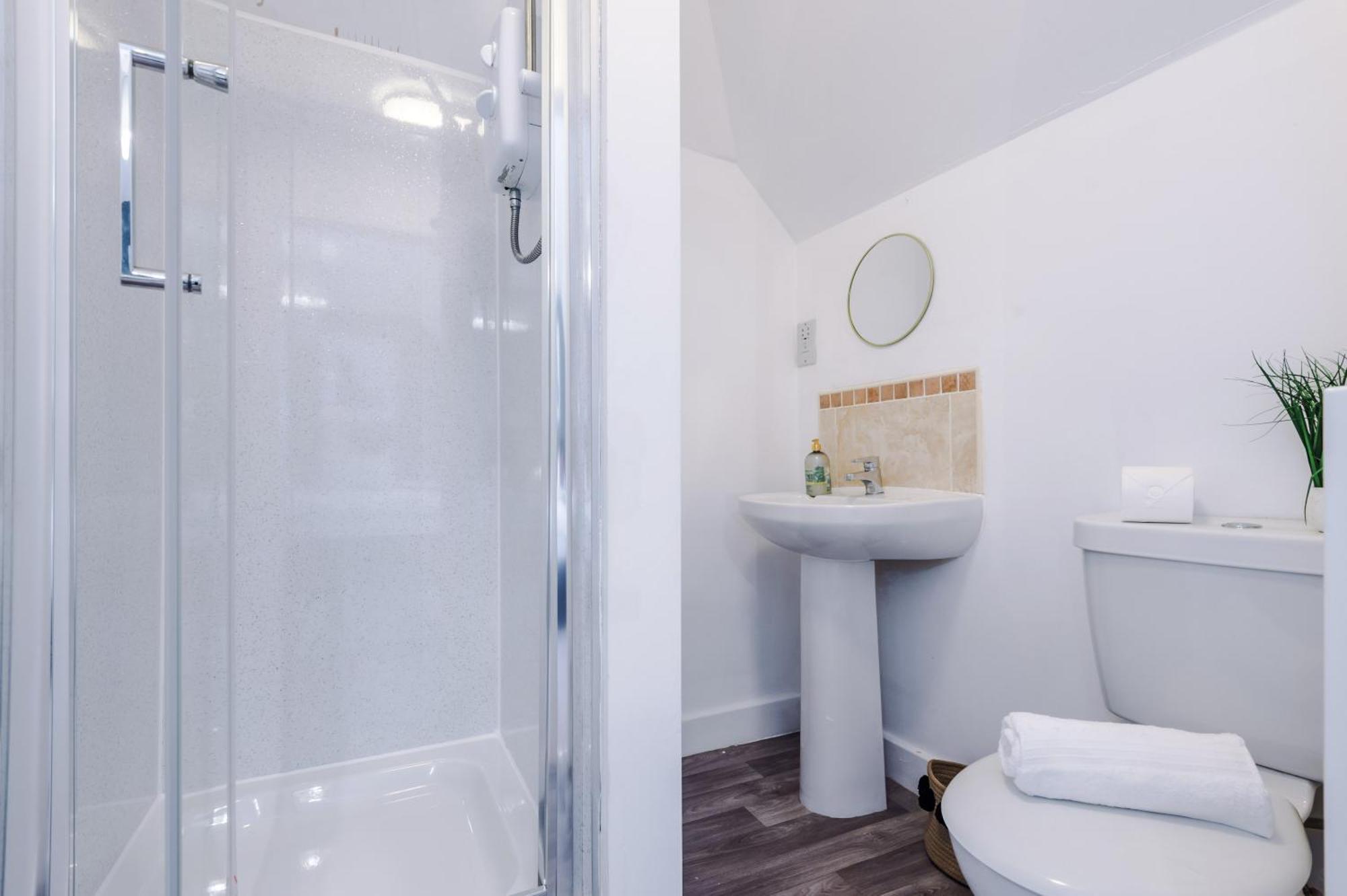 Beautiful Sleeps 10 By Purestay Short Lets *