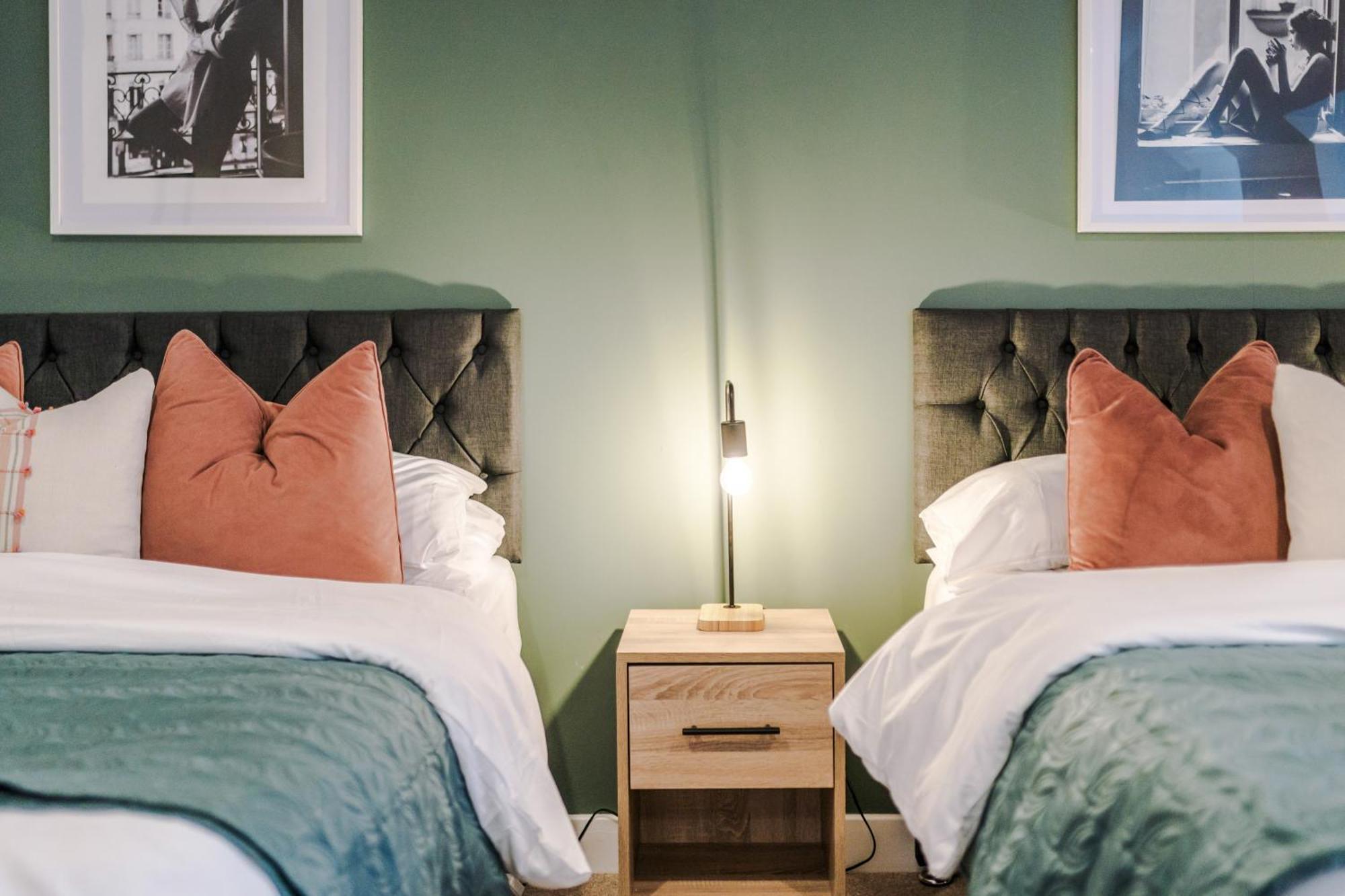 Beautiful Sleeps 10 By Purestay Short Lets * Stoke-on-Trent