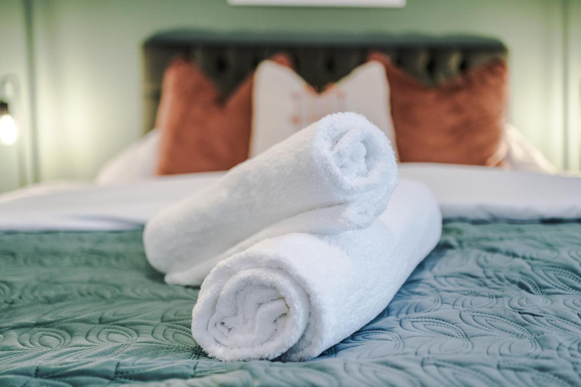 Beautiful Sleeps 10 By Purestay Short Lets Stoke-on-Trent