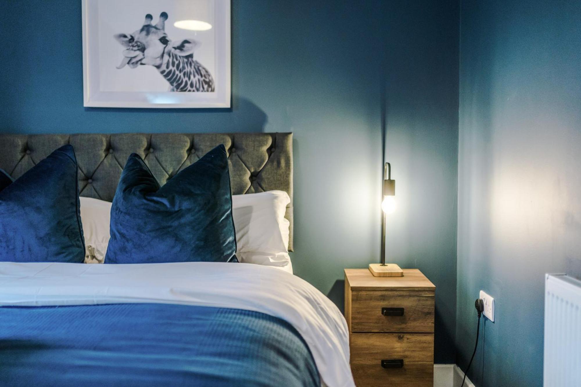 Beautiful Sleeps 10 By Purestay Short Lets Stoke-on-Trent