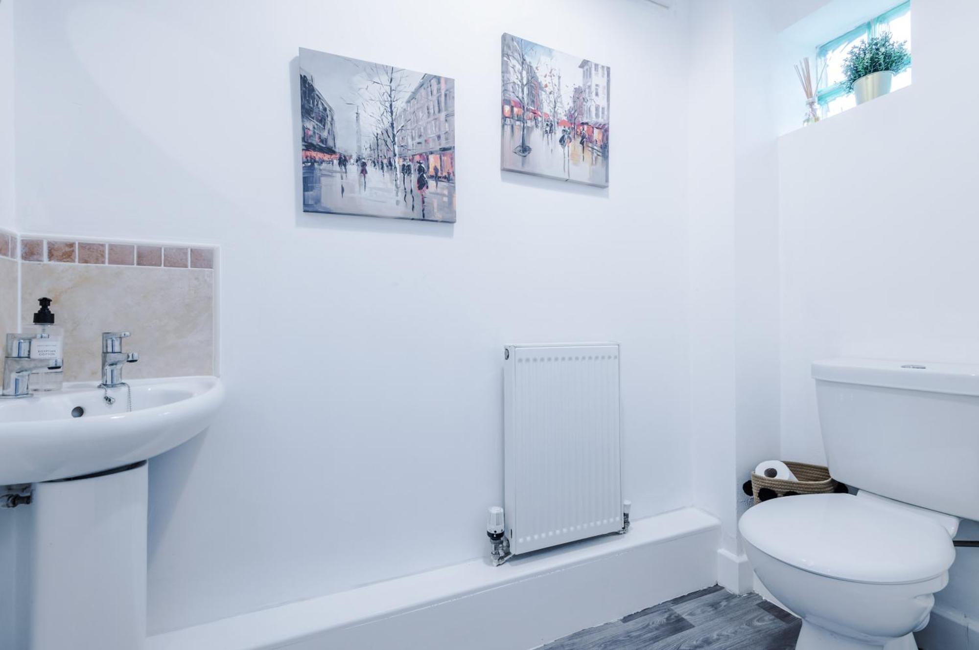 Beautiful Sleeps 10 By Purestay Short Lets Holiday home Stoke-on-Trent